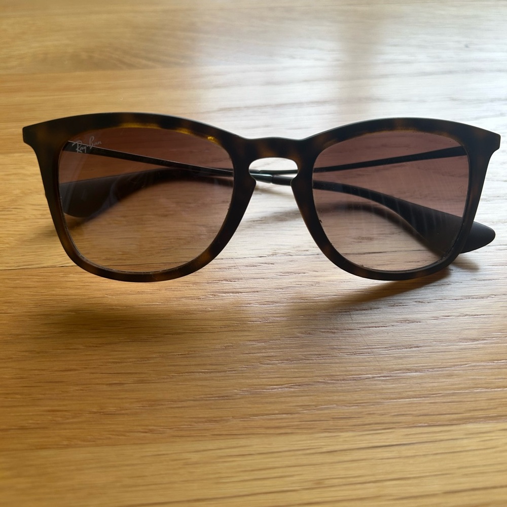 Ray-ban glasses in fantastic condition. Polarized. Dark brown/ tortoise frame.